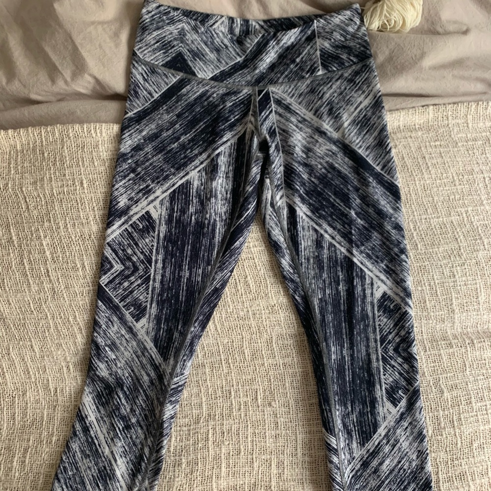 Size 6 lulu lemon capri leggings